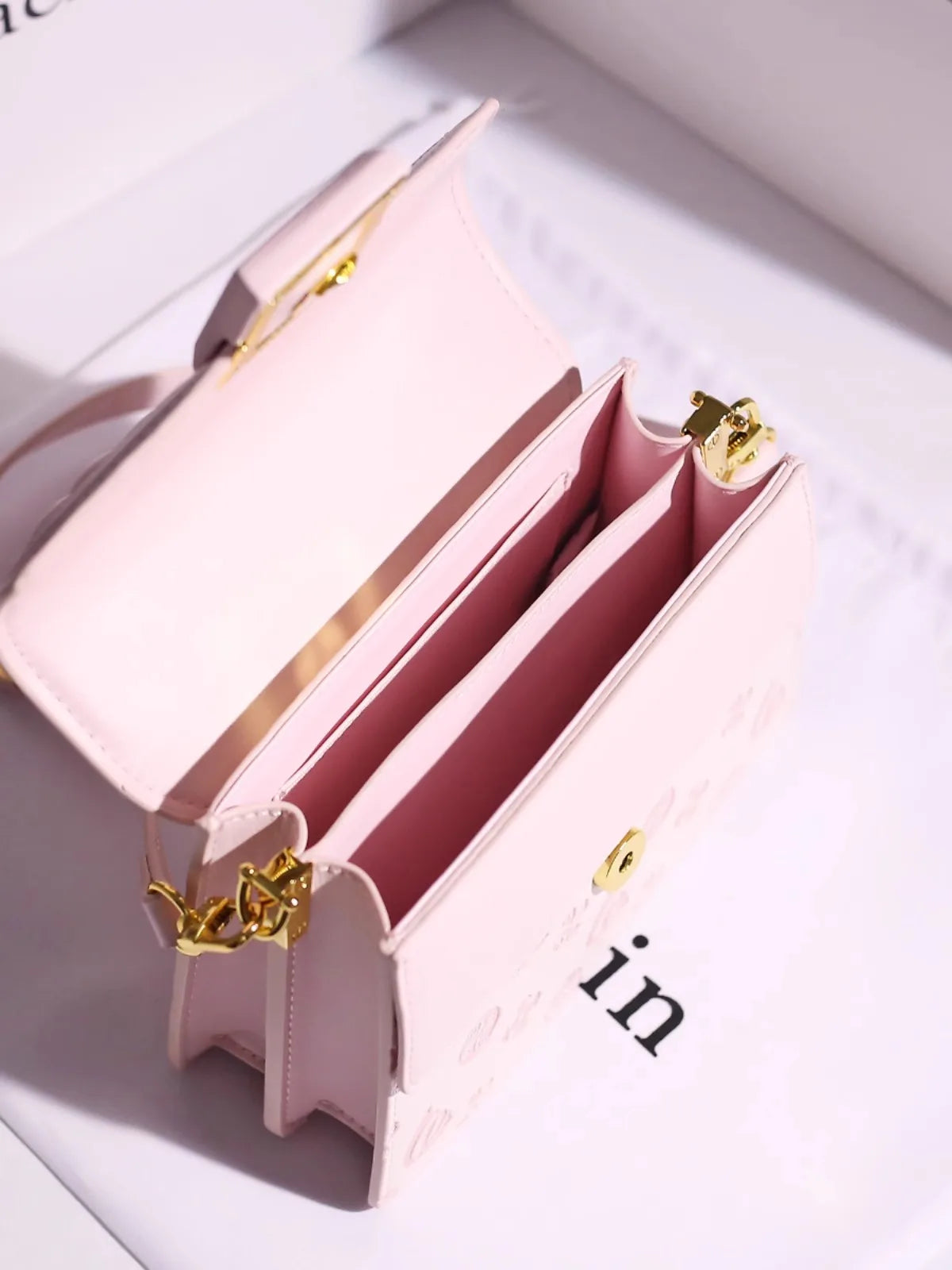 DELICATE HANDHELD BAG