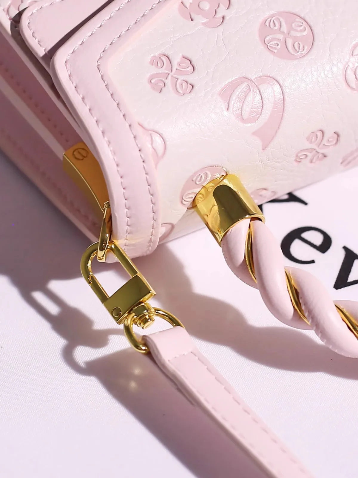 DELICATE HANDHELD BAG