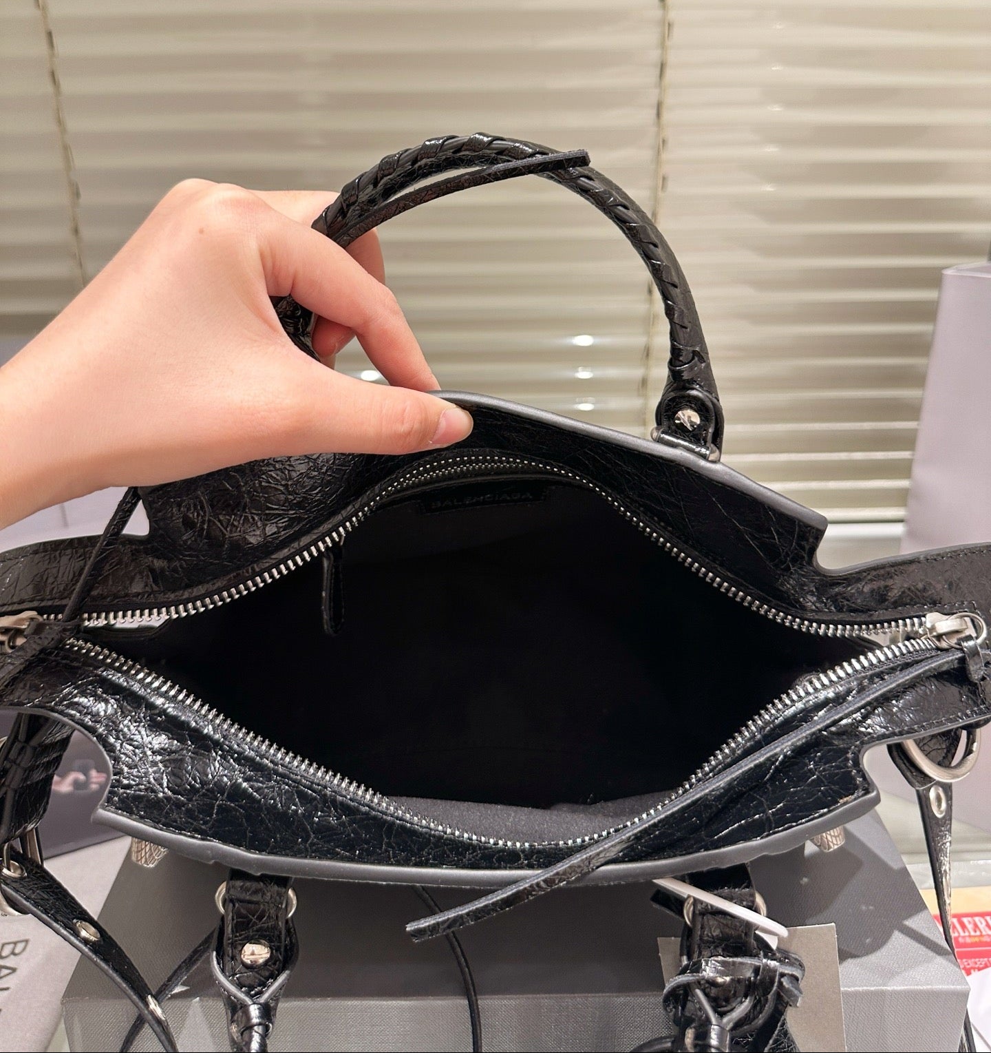 OP-BALENCIAGA-MINI CITY