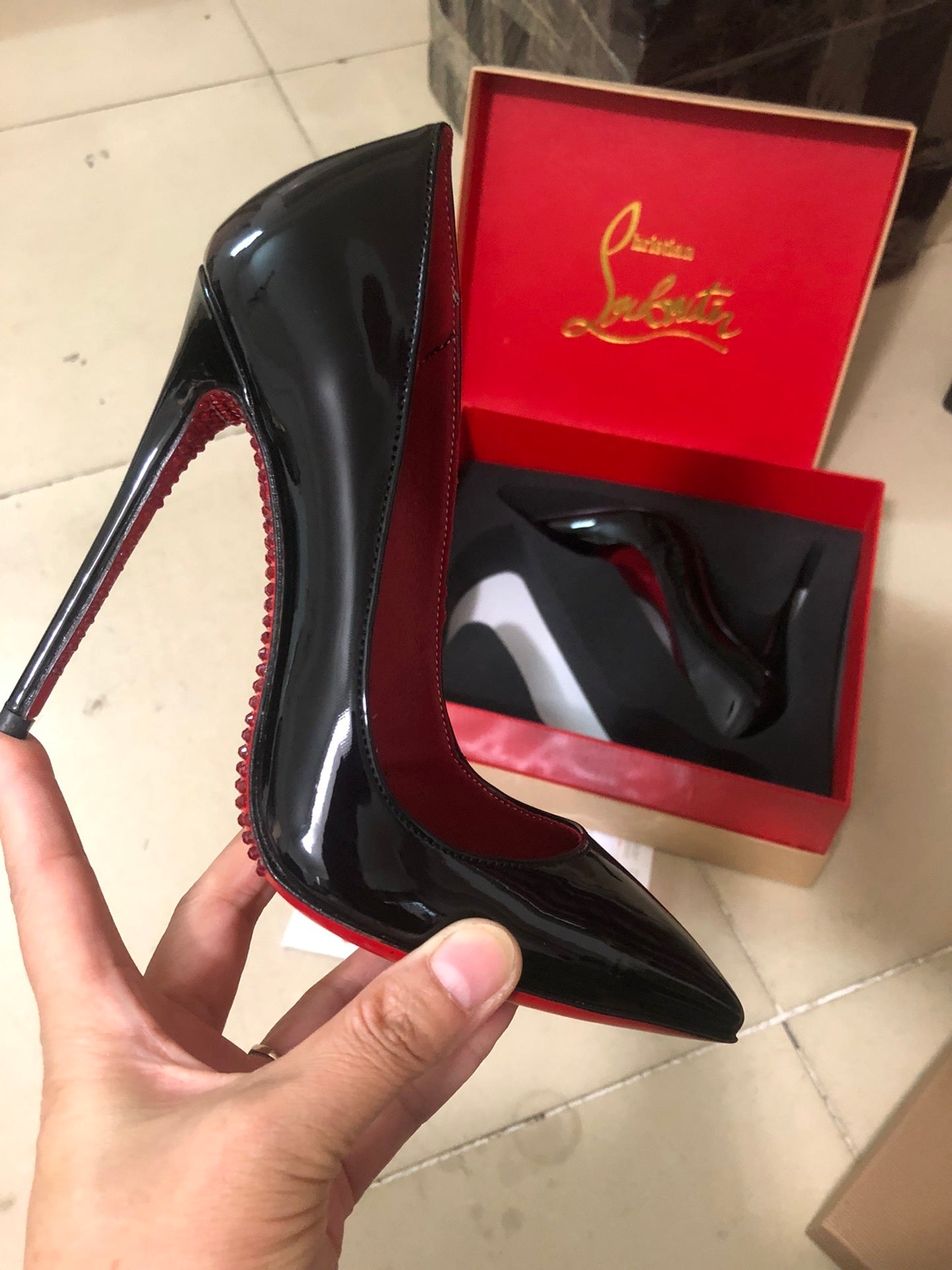 OP-LOUBOUTIN-GLOSSY
