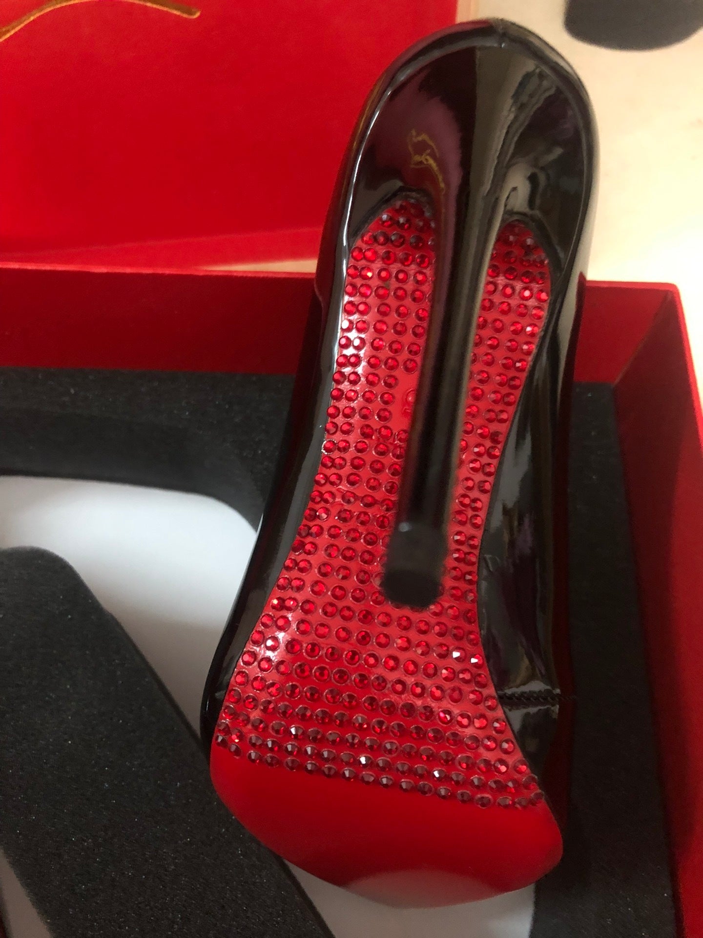 OP-LOUBOUTIN-GLOSSY