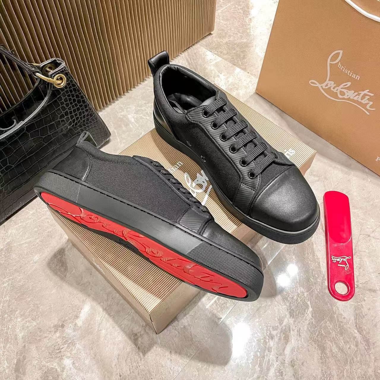 OP-LOUBOUTIN-MUQLIG