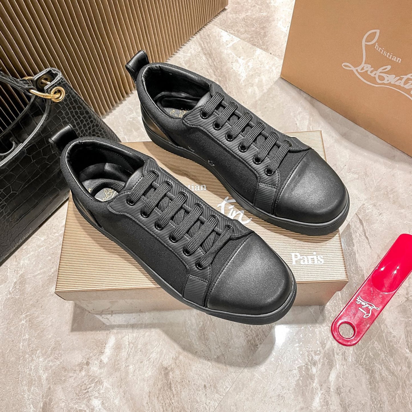 OP-LOUBOUTIN-MUQLIG